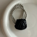 Schickes silbernes Perlenarmband-Haargummi mit detaillierter schwarzer 3D-Rose auf Teller - Schwarze Rose Stil