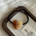 Dettaglio del ciondolo a cuore in resina marrone su elastico per capelli in vassoio di legno - 1 Pezzo / Tartarugato Tè al Latte Cuore (2#)