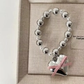 Perlenarmband mit weißen Perlen, großem Herzanhänger und kleiner rosa Schleife - Silber Herz Rosa Schleife Stil