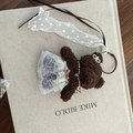 Llavero de oso de peluche marrón con vestido de encaje blanco y cinta de lunares - Colgante de Cadena de Teléfono de Oso Caqui