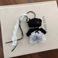 Llavero de oso de peluche negro con vestido de encaje blanco y detalles de perlas - Colgante de Cadena de Teléfono de Oso Negro