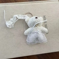 Portachiavi orsetto di peluche bianco con vestito in pizzo a pois e campanellino - Ciondolo per Catena del Telefono Orsetto Bianco