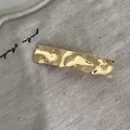 Barrette dorée minimaliste avec texture martelée irrégulière sur fond de lin gris - Pince Irrégulière Dorée (6#)