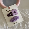 Set de dos horquillas de flores de felpa y fieltro moradas para niñas en tarjeta blanca - Flor de Peluche Morada (14#)