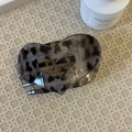 Elegant heart-shaped hair claw clip with black and grey tortoiseshell pattern for women - Gray Leopard Heart Claw Clip