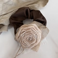 Coletero vintage de satén café hecho a mano con detalle de gran rosa de tela beige - Coletero Caqui Flor Crema / Caqui