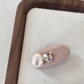 Detalle de pinza de pelo rosa brillante con perla grande y cristal de corazón - Rosa