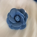 Detalle de la pinza para el pelo camelia de mezclilla azul con bordes deshilachados vintage - Pinza para el Cabello de Flor Grande de Denim