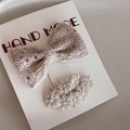 Détail de nœud en tweed beige à paillettes et pince à cheveux en dentelle florale - Champagne Rayé Nœud