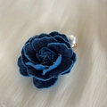 Detalle de la pinza de pelo de rosa denim azul con pétalos deshilachados y perla - Pinza para el Cabello Grande de Denim con Perla