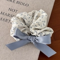 Elegante coletero floral azul con lazo de satén para peinado de mujer en libro vintage - Floral blanco azul con lazo