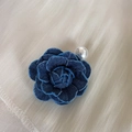 Primer plano de la pinza de pelo rosa vaquera con perla blanca y acabado de bordes deshilachados - Pinza para el Cabello Pequeña de Denim con Perla