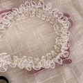 Détail d'un serre-tête en dentelle beige et ruban rose aux bords volantés - Serre-tête Ruban Rose avec Maille