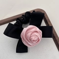 Chouchou fleur rose en satin avec ruban élastique noir pour coiffures élégantes - Rose