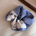 Détail d'un chouchou en satin bleu et blanc avec motifs de calligraphie chinoise - Épissage en Satin Bleu