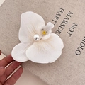 Dettaglio del fermaglio per capelli a orchidea bianca con perla e texture dei petali - Molletta Capelli Orchidea Perla / Bianco Crema (2#)