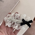 Detalle de pinza para el pelo de encaje blanco con perlas y un pequeño lazo negro - Pinza de Pelo Lazo Negro Encaje Perla