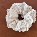 Vue détaillée d'un chouchou en dentelle blanche à double épaisseur avec broderie - 1# Chouchou en Dentelle Double Couche