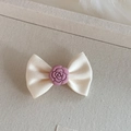 Dettaglio del fermaglio per capelli con fiocco di raso crema e fiore di camelia vintage - Fiocco Bianco Con Fiore Rosa