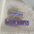 Details von lila Blumen-Haarklammern mit Schleifen und Katzenmotiven auf Strickstoff - Lila Haarklammer