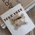 Détail de deux pinces à cheveux en acrylique pour chien avec texte I Love Dog et chapeau - Forme de Chien Et d'Os