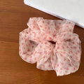 Französischer Organza Scrunchie in Hellrosa mit roten Herzmustern für Pferdeschwänze - Rosa Netz Herz Stil
