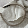 Elegante cerchietto in raso beige con etichetta fatta a mano su lino crema - Lato stretto / caffè