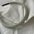 Elegante cerchietto in raso verde chiaro stile neo-cinese con trama fine e etichetta - Lato stretto / Verde