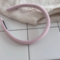 Dettaglio del cerchietto in raso rosa imbottito con etichetta fatta a mano interna - Rosa