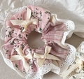 Détail d'un chouchou rose à fleurs avec dentelle et petits nœuds en ruban beige - 2# Chouchou Rose avec Dentelle