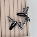 Dettaglio di fermagli a scacchi con strass e tulle nero su espositore in velluto beige - Fiocco Nero Goccia d'Acqua Rete Fermaglio per Capelli