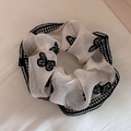 Detailaufnahme weißer Organza Scrunchie mit schwarzen Schmetterlingen und Spitze - Weiß (1#)