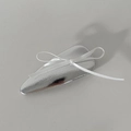 Dettaglio di un fermaglio per capelli argento glitterato con fiocco in raso bianco - Triangolo Argento Fiocco Bianco