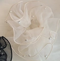 Dettaglio dell'elastico per capelli in organza con perle finte in crema e nero - Bianco Sporco