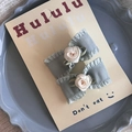 Paire de barrettes à fleurs en tissu bleu gris avec roses blanches sur carte cadeau - Rose Blanche Nœud Bleu / Paire Rose Blanche Nœud Bleu