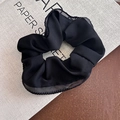 Detailansicht eines schwarzen Satin-Haargummis mit transparentem Netzsaum - Schwarz Gaze Kante Scrunchie