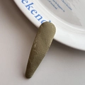Barrette BB en tissu vert olive à texture tissée sur une assiette en porcelaine blanche - Pince à Cheveux Larme (1#) / Kaki