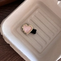 Nahaufnahme einer rosa Herz-Haarklammer mit goldenem Wellenrand und schwarzer Basis - Rosa Herz