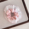 Coletero de malla rosa y blanco con bordes ondulados para peinados elegantes - Rosa