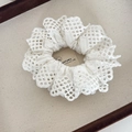 Primer plano del coletero de encaje blanco con bordado detallado y texturas florales caladas - Coletero Calado Grande Blanco