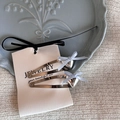 Detailopname van twee lichtblauwe strik haarspelden met zilveren hartvormige BB-clips - Blauw