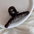 Dettaglio del grande fermaglio per capelli in raso marrone scuro con fiocco nero - Pinza in Tessuto Marrone Con Fiocco Nero