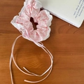 Scrunchie rosa a fiori in cotone con pizzo bianco e sottili nastri decorativi - Stile Doppio Fiocco Rosa