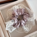 Dettaglio dell'elastico in raso viola loto con bordo in pizzo bianco a fiori fini - Elastico in Raso e Pizzo Viola / Viola