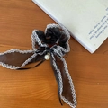 Scrunchie in pizzo con nastri in organza nera, bordi bianchi e ciondolo di perla - #5 Nastro Di Pizzo Nero Con Perla