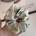 Dettaglio di un grande elastico in seta con motivi a inchiostro rosa e verde - Scrunchie / Scrunchie Marmo Verde
