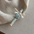 Detail der Blumenstoff-Haarklammer mit blauer Rose, weißer Perle und Schleife - Haarclip / Gelb Blau Texturierte Haarspange Blaue Blume