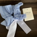 Elegante blauwe ruitjes haarscrunchie met een grote witte satijnen strik - Blauw Gingham met Wit Lint