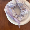 Nahaufnahme von fliederfarbenem Spitzen-Scrunchie mit Satinschleife und Bärenmuster - Lila Schleifen-Haargummi