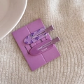 Detalle de dos pinzas para el cabello moradas con tema de uva y purpurina sobre fondo de punto - Patrón de Uva